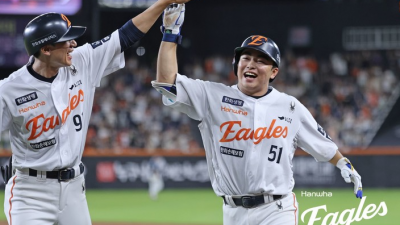 '8회에만 6점 대폭발' 한화, NC에 8-4 역전승...LG와 1경기차 단독 선두 유지