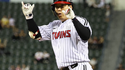 '타격기계' 김현수, KBO 역대 3번째 1500타점-16시즌 연속 100안타 고지 눈앞