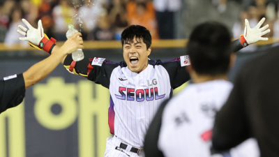 '천성호 연장 끝내기 안타' LG, '미리 보는 한국시리즈'서 한화에 2-1 역전승...단독 1위 질주