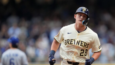 다저스 연패 수렁 빠뜨린 앤드류 본 '밀워키 이적' 첫 타석 홈런포