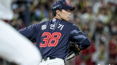 보더라인 152km/h '쾅'... 강한 존재감 드러낸 '필승조' 홍민기