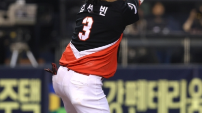 '0.5G차' 거인 꼬리 붙잡는 '디펜딩 챔피언'... 3위 자리 바뀔까