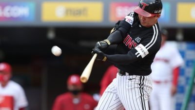 '오지환 9회결승 홈런포' LG, 60승 선착...선두 한화 0.5경기차 턱밑 추격