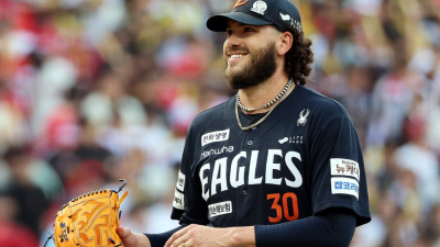 폰세, 압도적 구위로 마운드 평정…타자 히트상품은 안현민