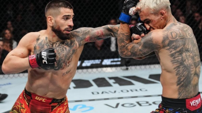 토푸리아, 올리베이라 1R KO로 꺾고 UFC 두 체급 제패