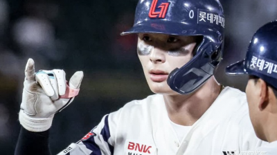 한달 반 쉰 선수 맞나... 복귀하자마자 맹타 휘두르는 롯데 '국가대표' 외야수